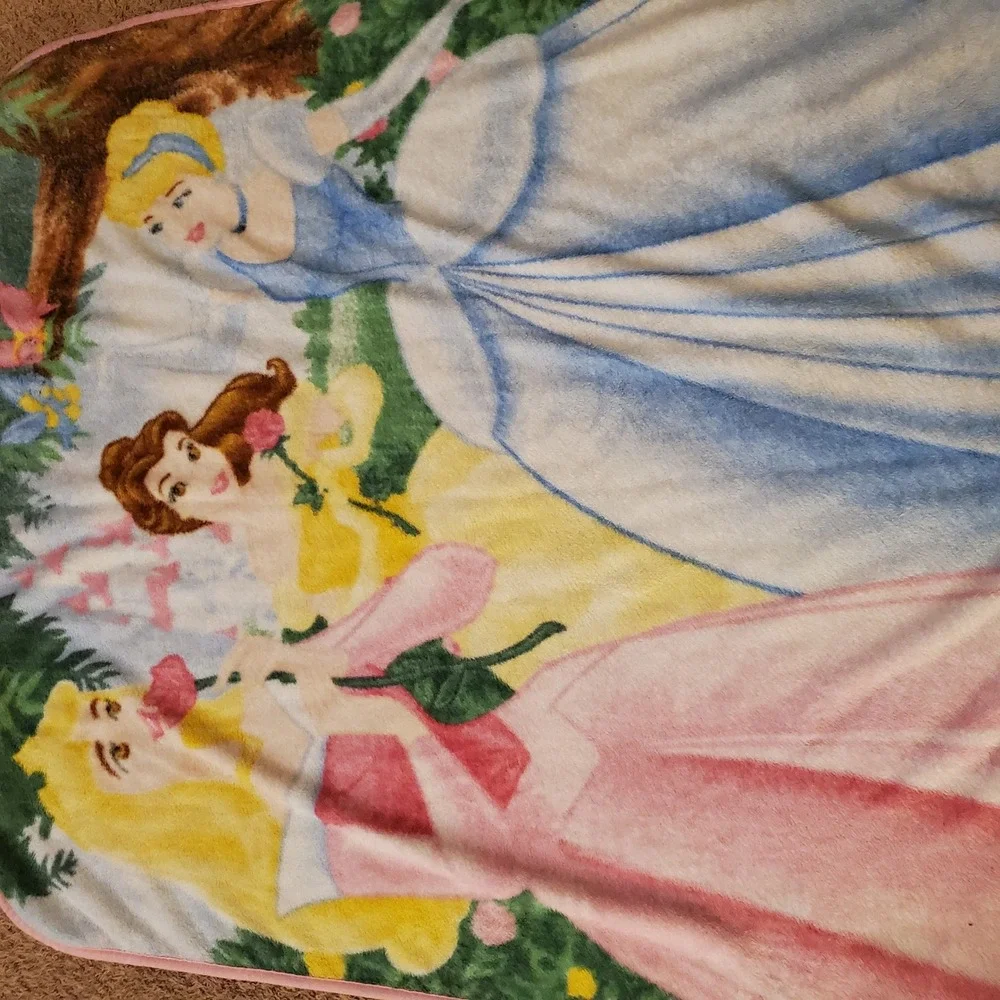 Disney Princess Fleece Throw Blanket Cinderella Belle Aurora Pink Trim‎ Plush